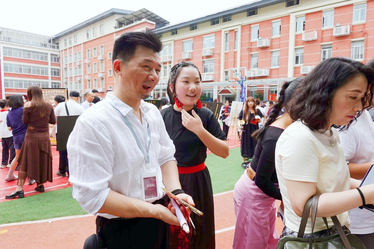 7非遗传承人 油纸伞.jpg 7非遗传承人 油纸伞.jpg