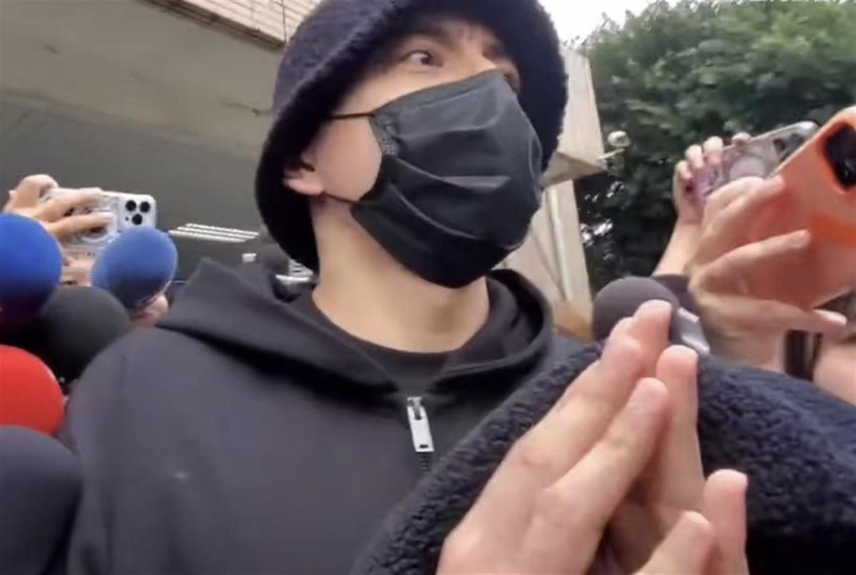 王大陆“杀人未遂”改为涉嫌教唆伤害，交保离开时被追问“要跟粉丝说什么吗”