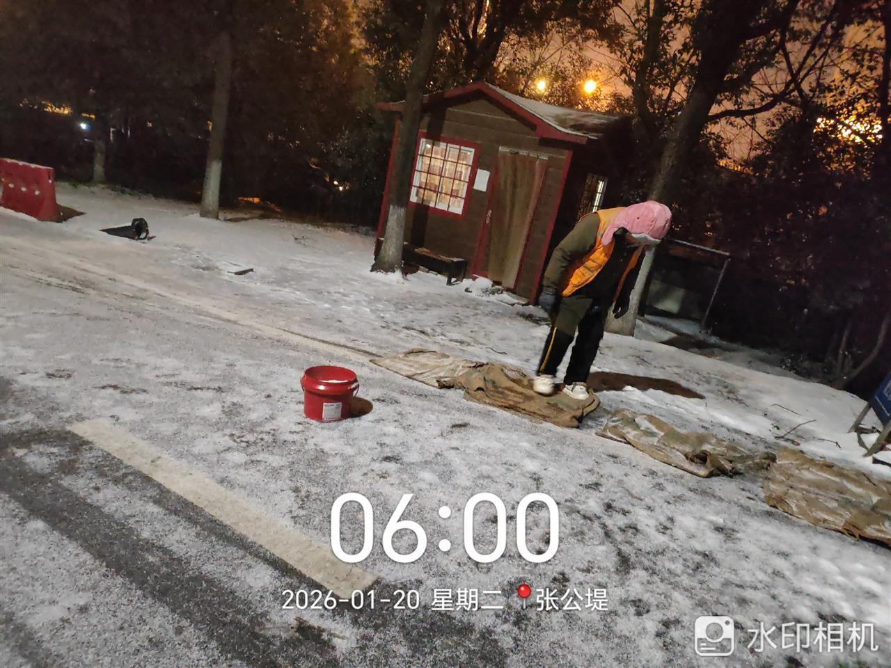 6时许，张公堤公园园林师傅就开始除雪了.jpg