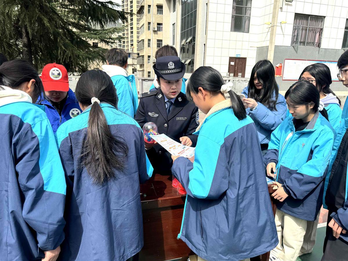 图2：民警向学生讲解禁毒知识.jpg