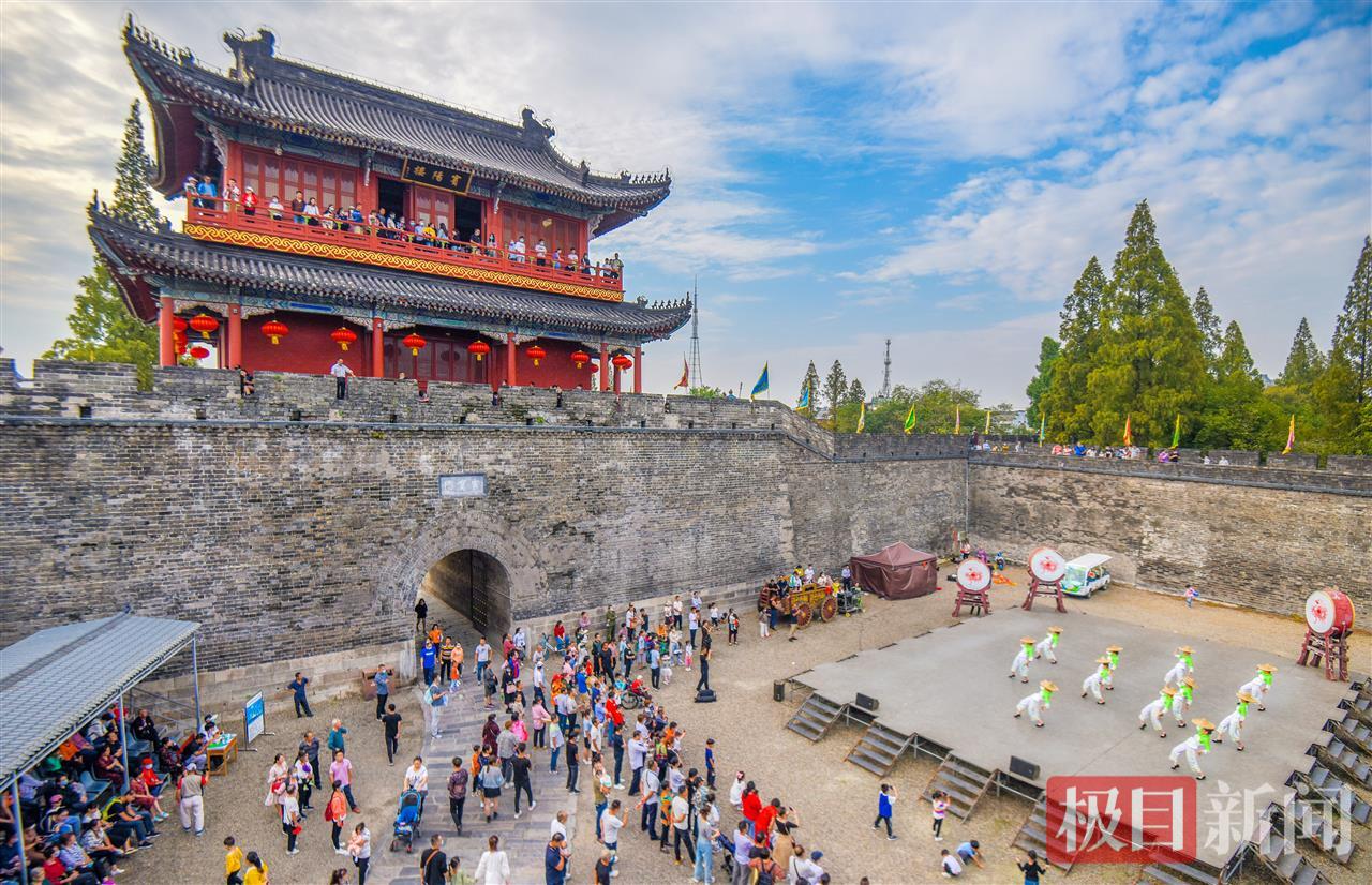 游客在荆州古城宾阳楼景区游玩。（极目新闻记者 黄志刚 摄）.jpg