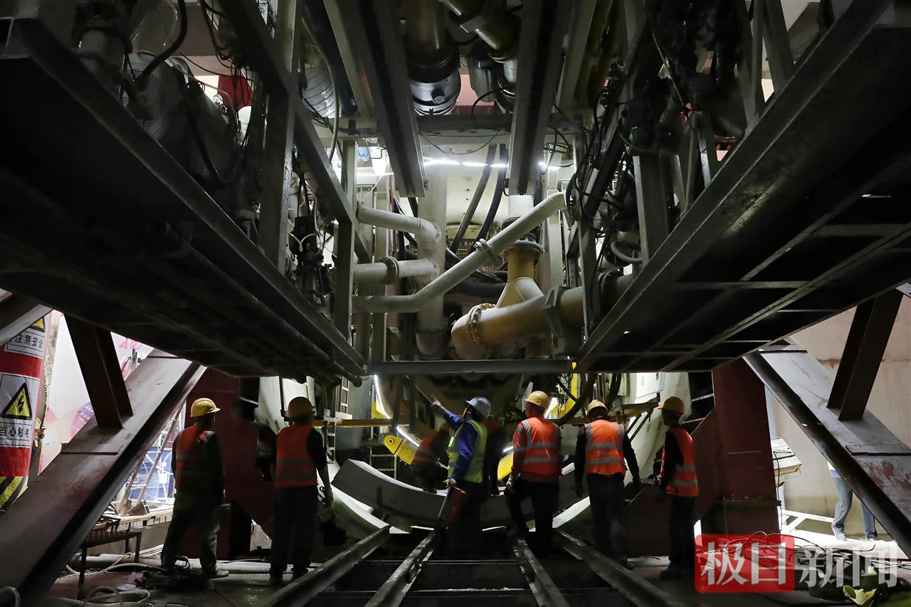 10月31日，武汉地铁12号线汉钢站至汉西路南站区间，工人拼装盾构管片负环。李晓旭 摄.jpg
