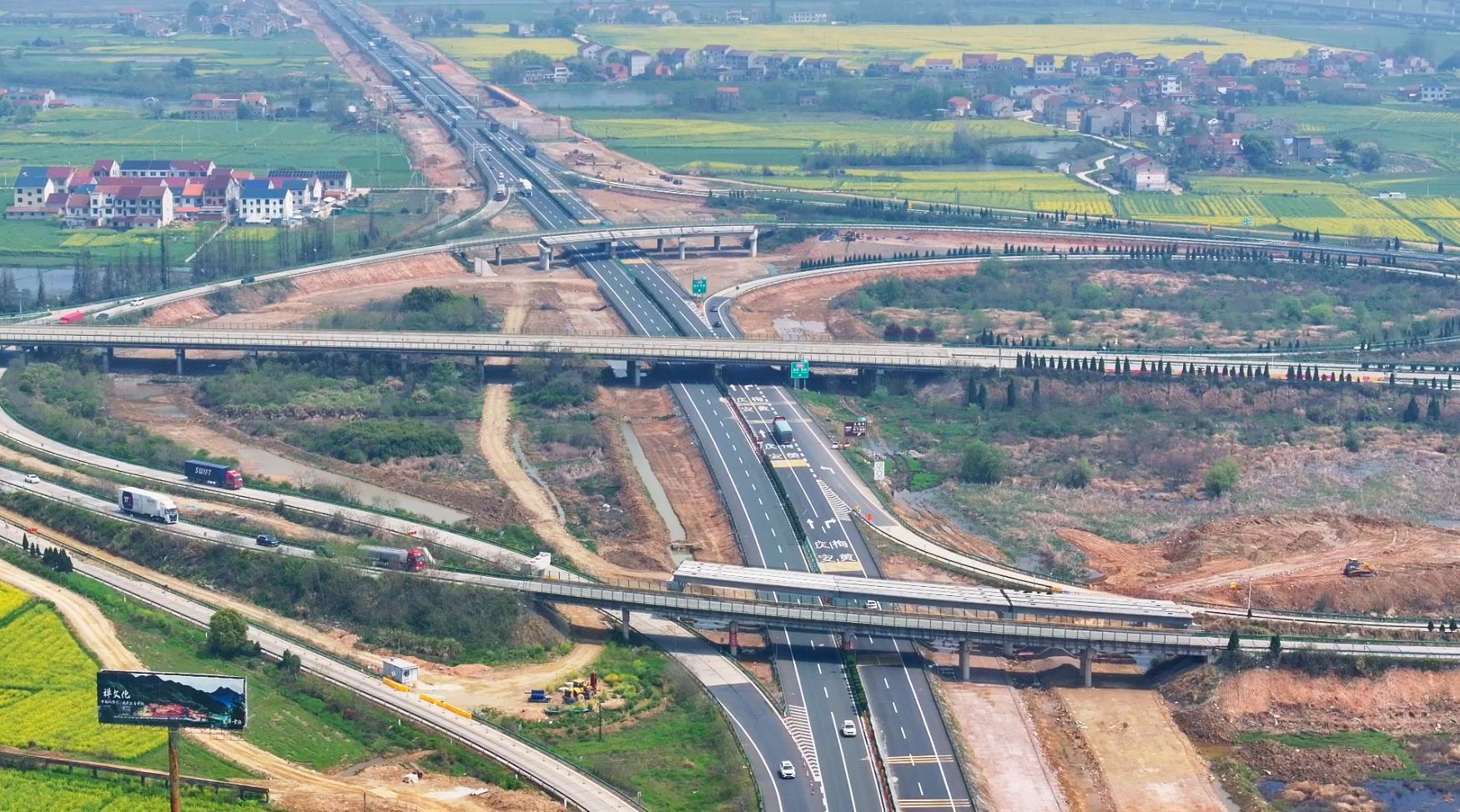 正在建设的黄黄高速改扩建项目黄梅枢纽互通.png