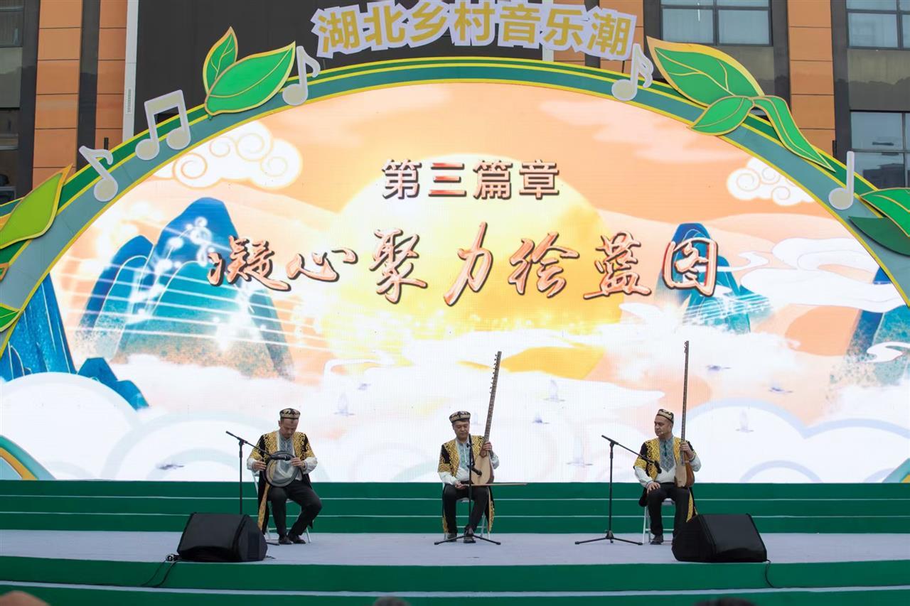 弹唱《纳瓦木卡姆片段》新疆“木卡姆组合”阿力木·斯坎旦尔、哈斯木江·赛米、阿不都合拜尔·阿不都瓦给.jpg