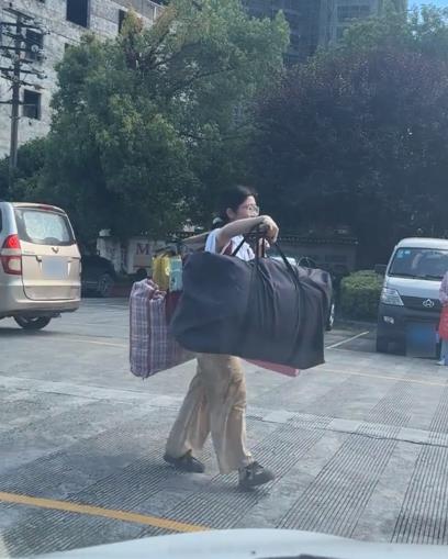 已被985录取？初一挑60斤米上学？爆火的“扁担女孩”辟谣网上传闻