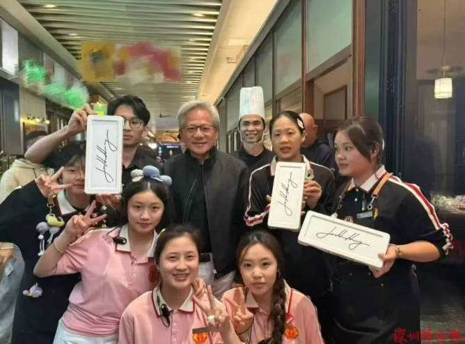 黄仁勋与店员合影 来自读特在线.jpg