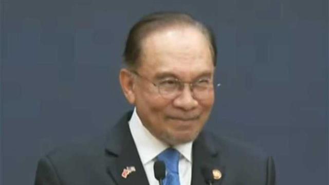马来西亚总理巧用两句中国俗语赢得全场掌声，此前他曾回怼美国“不要指使”马来西亚