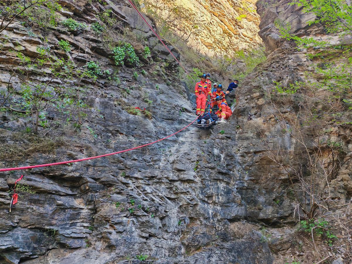 2、消防救援人员搭“横渡'救人 .jpg