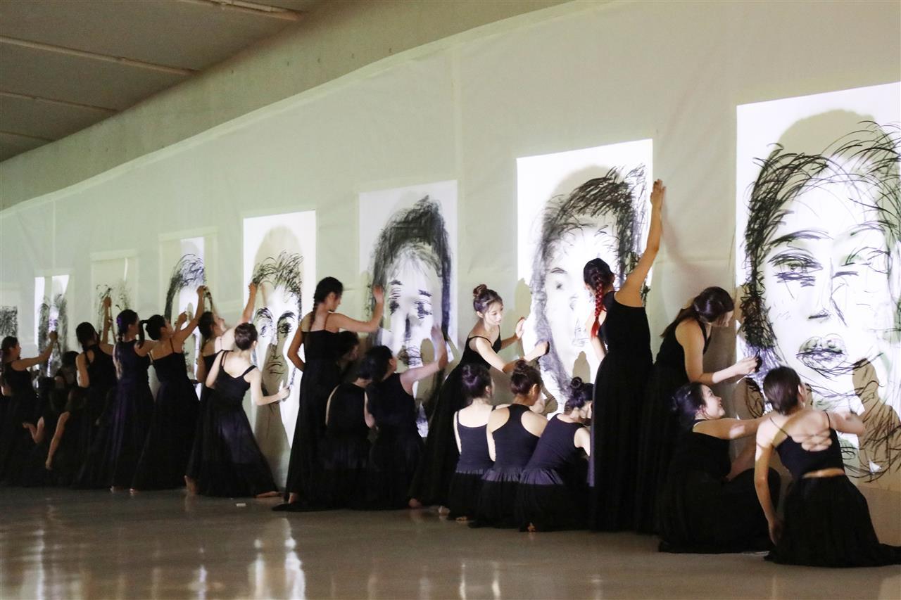 10 在“记忆群像”创作环节，舞者们手持碳棒在白墙上即兴绘画。刘恒 摄.JPG