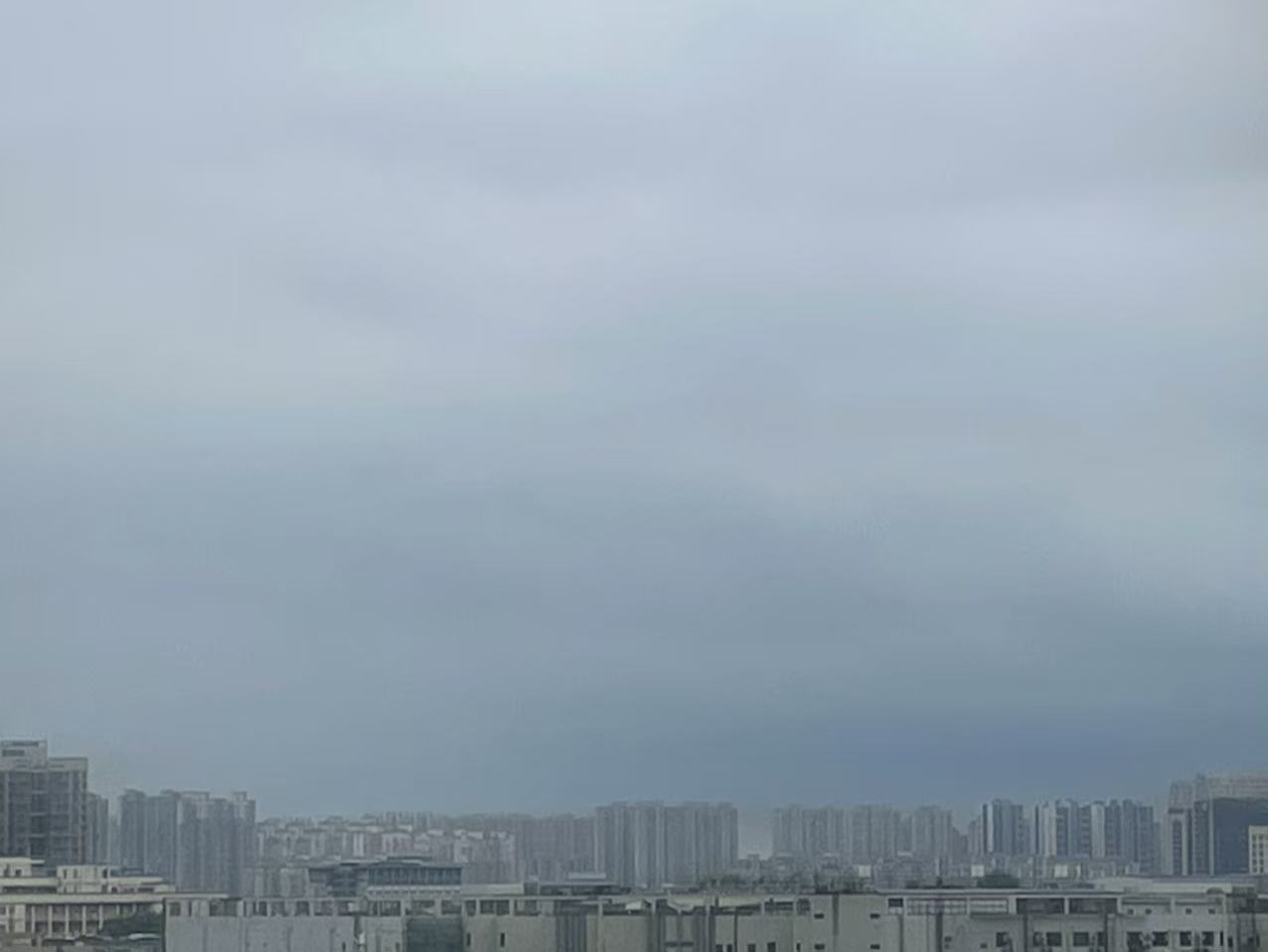 上午11时许，乌云还在武汉上空游荡.jpg