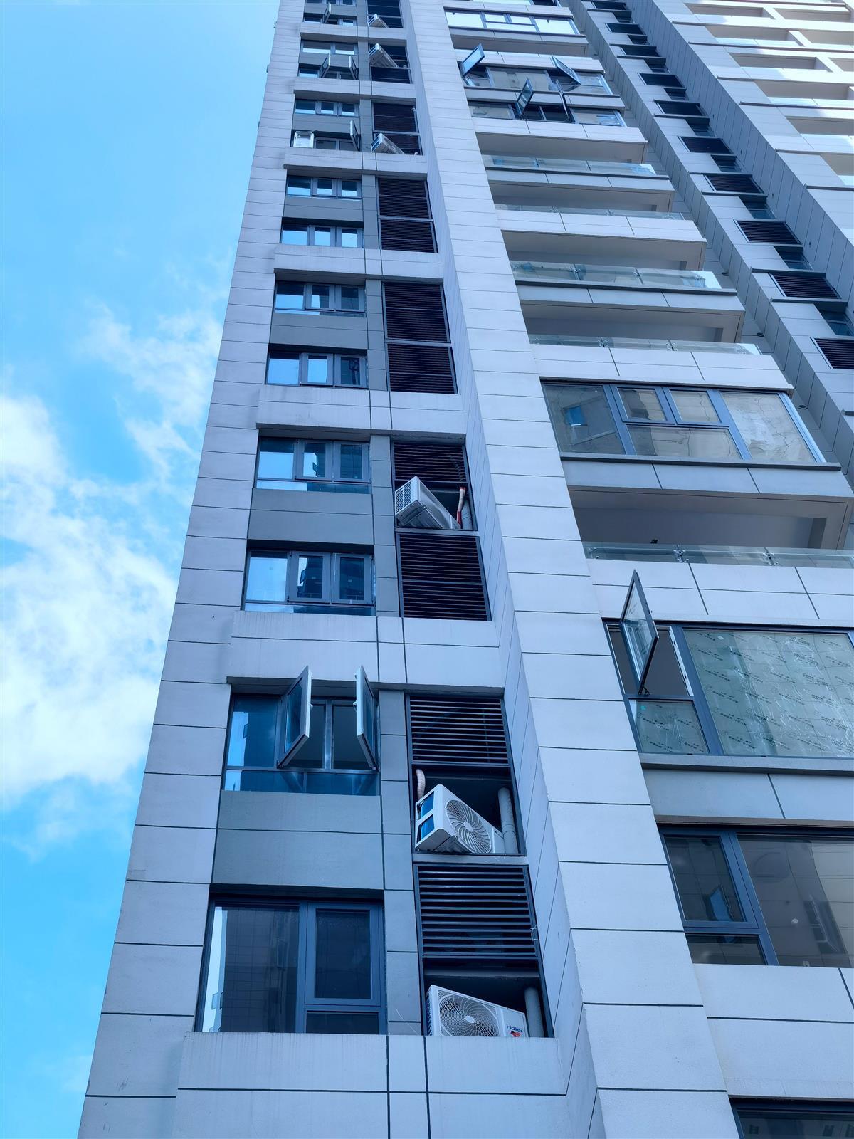 极目帮办|室外平台"缩水"空调外机斜放,开发商正在做处理方案 | 极目