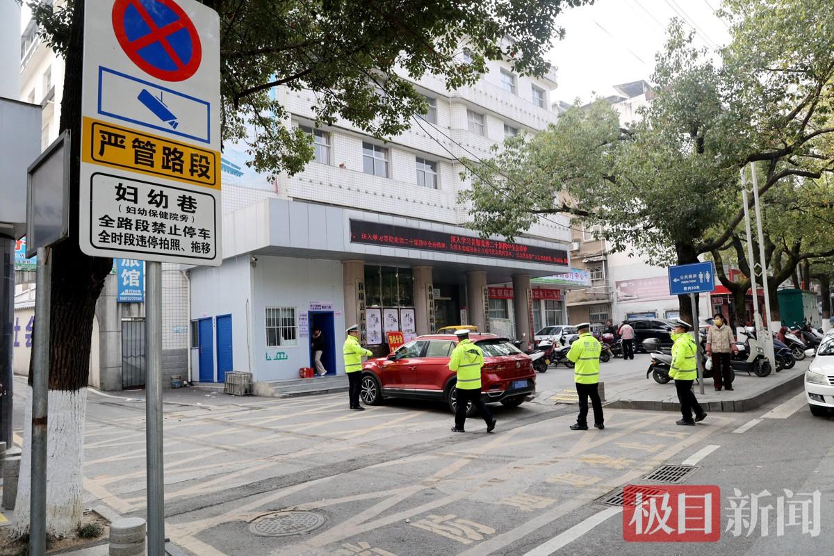 图7：交警在严管路段整治违规停放车辆.JPG