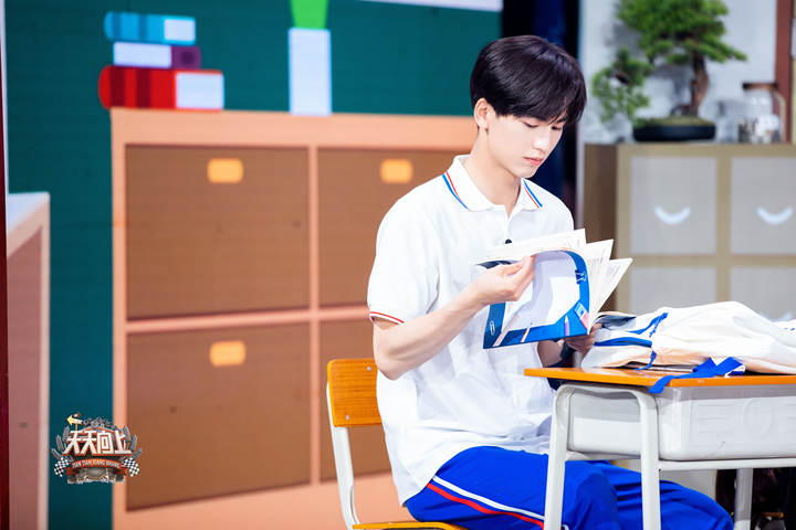 天天向上开学第一天张凌赫分享高中暗恋故事