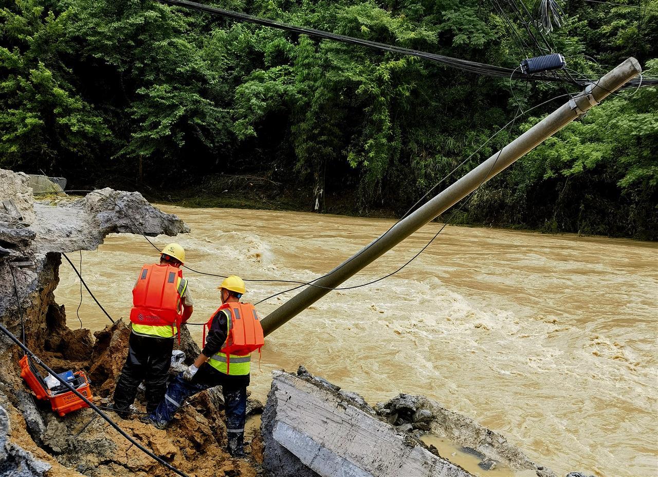 防汛通信保障队员奋力抢修光缆 .jpg