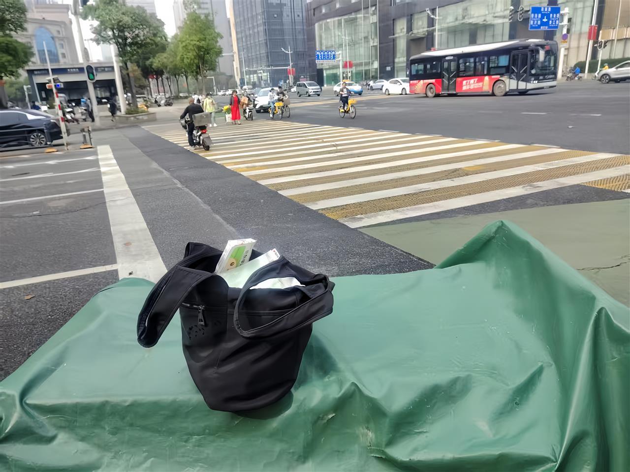 徐春珍捡到的背包及证件 (2).jpg