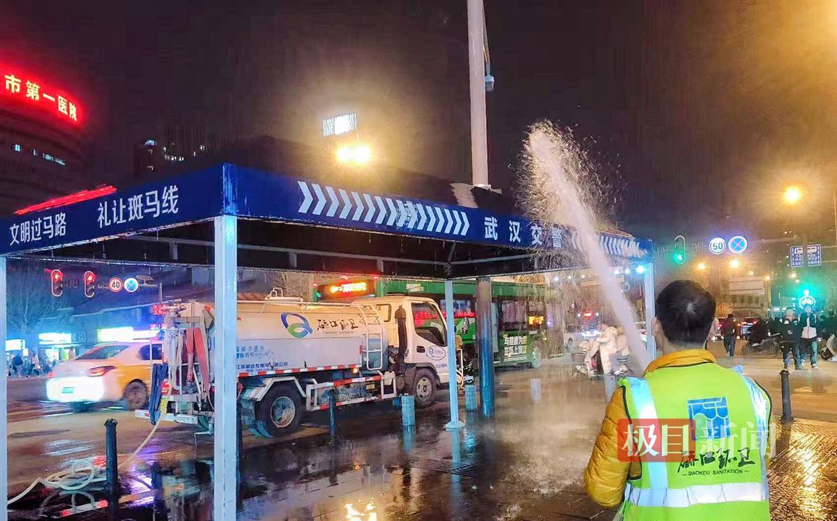 硚口环卫对赛事周边道路进行清洗.jpg