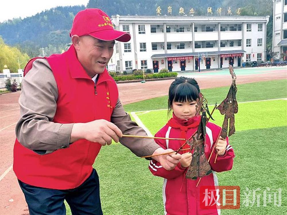 辅导学生耍皮影。通讯员供图.png