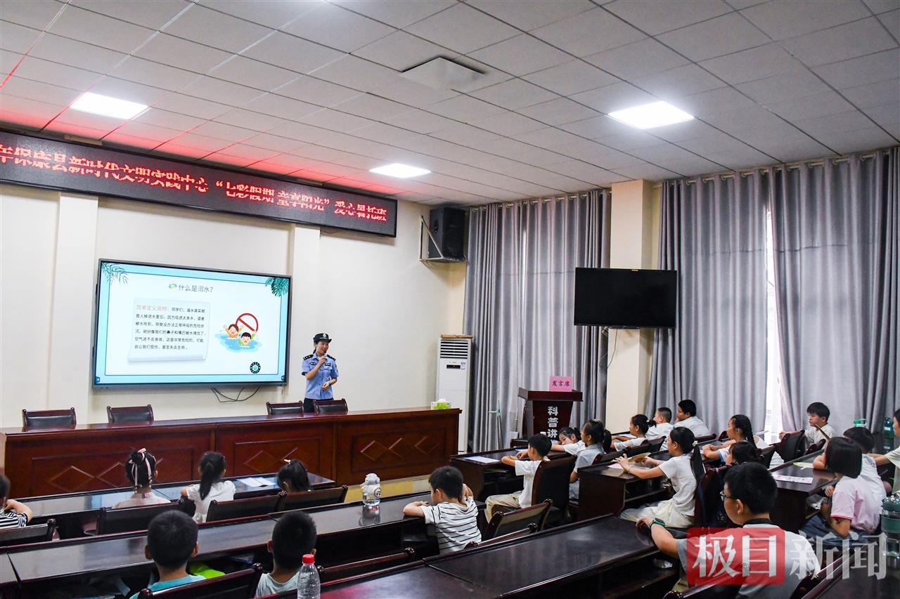 图4：民警向学生科普防溺水知识.jpg