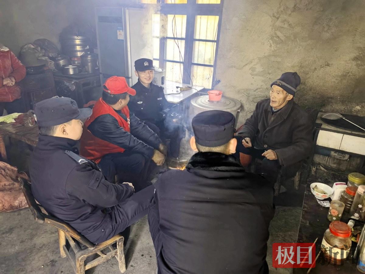 图2：民警与义巡队队员在向老人普及安全知识.jpg