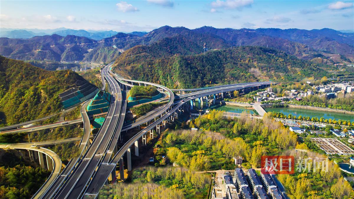 图为十巫北高速公路郧西南枢纽互通与福银高速公路“联网”。 徐军摄png.png
