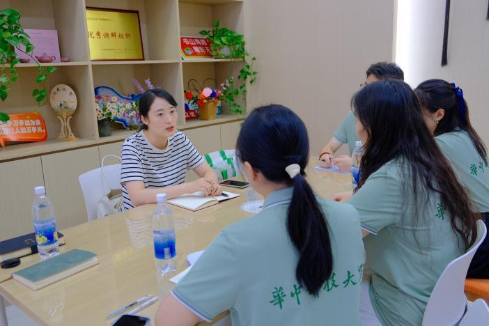 邓敏学姐与实践队员交流现场.jpg 邓敏学姐与实践队员交流现场.jpg