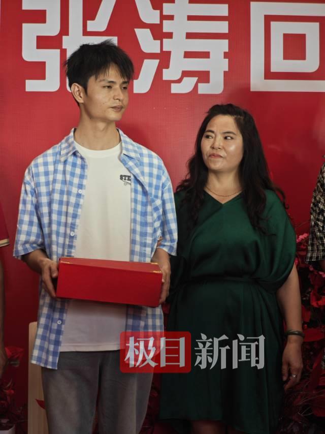 4岁男童失踪25年后回家，母亲将全部积蓄20万元交给他