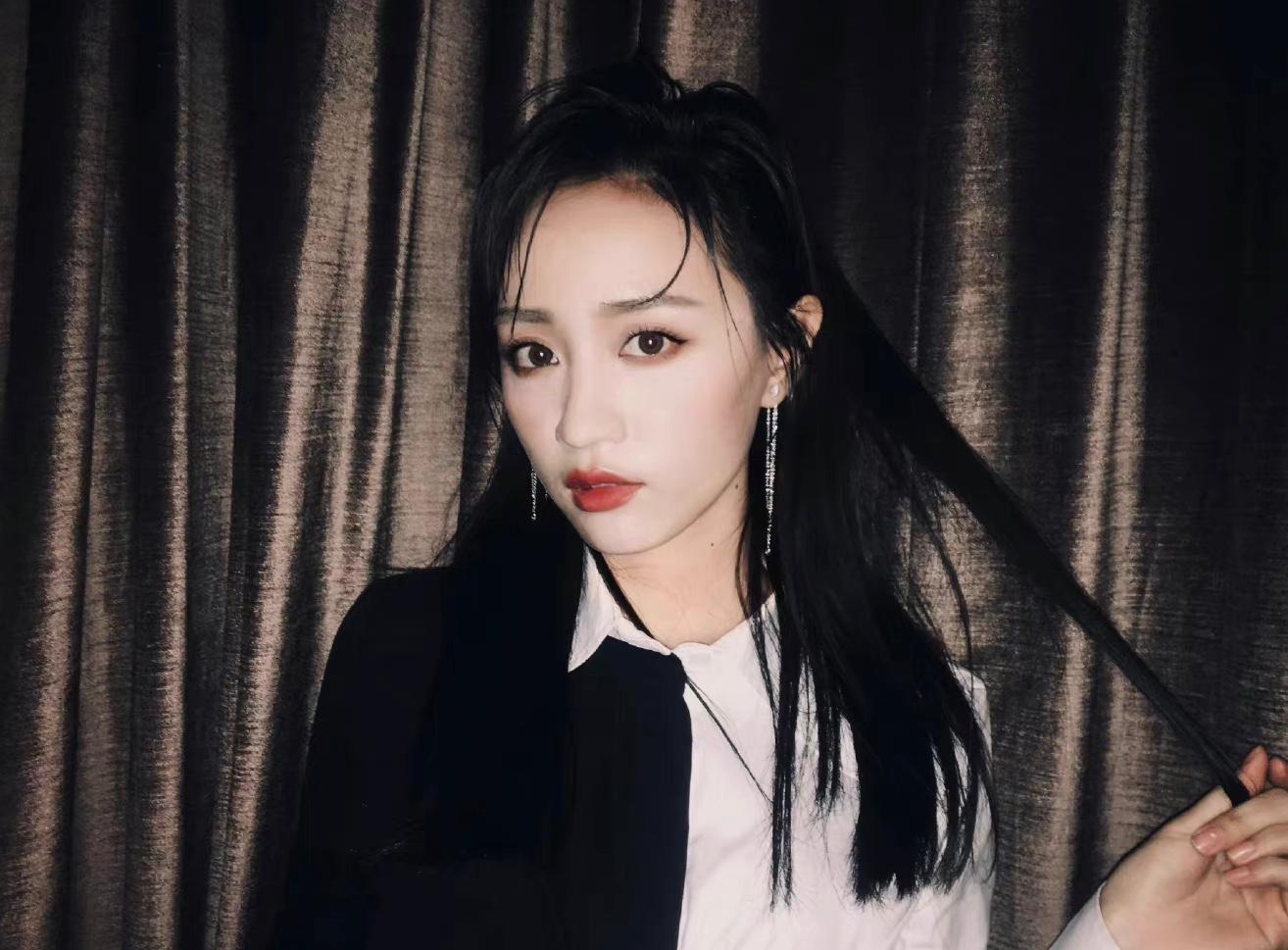 据悉,去年9月,snh48成员冯薪朵,黄婷婷因合同纠纷对丝芭传媒关联公司