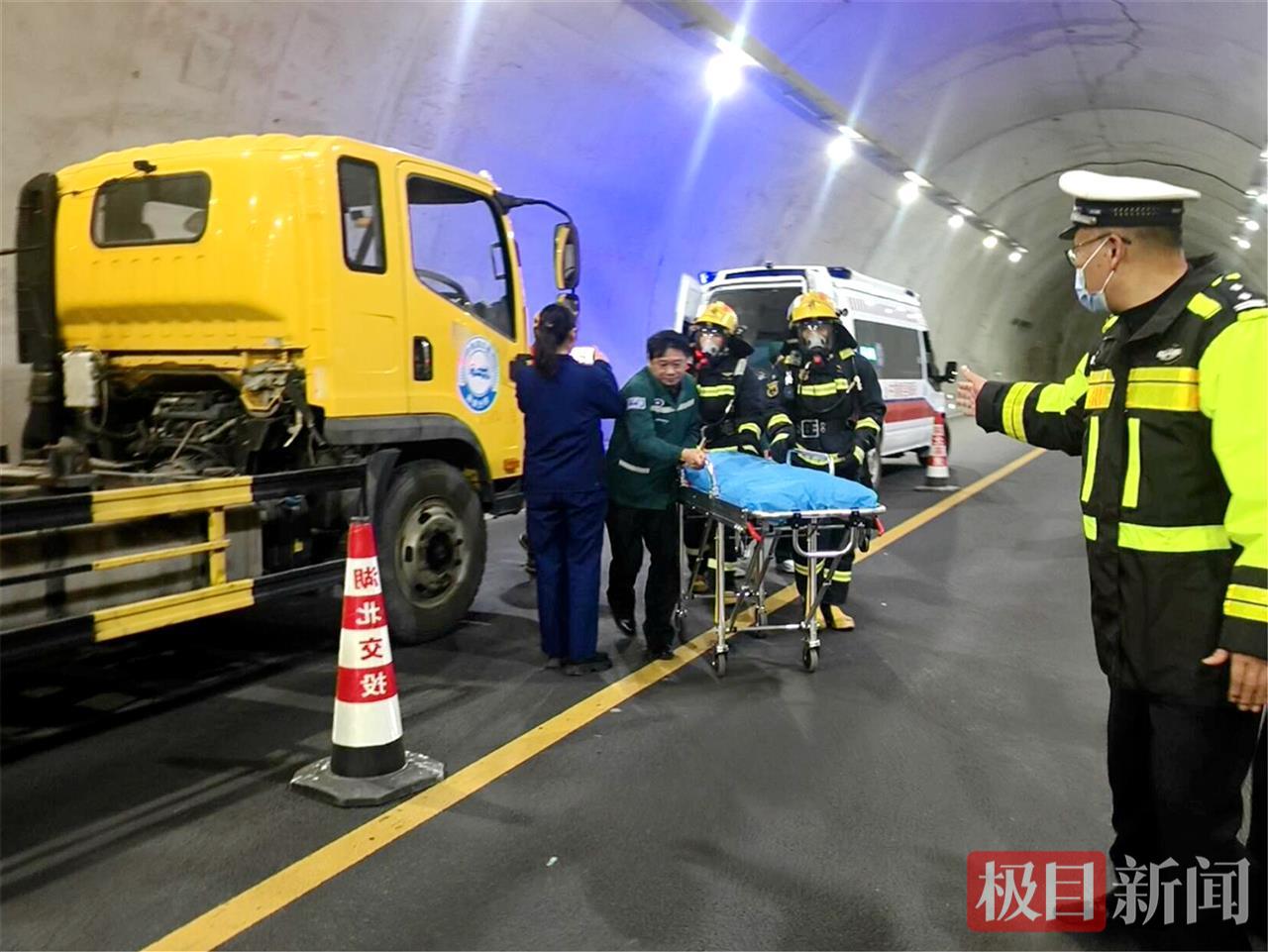 图3：交警在现场指挥救援。.jpg