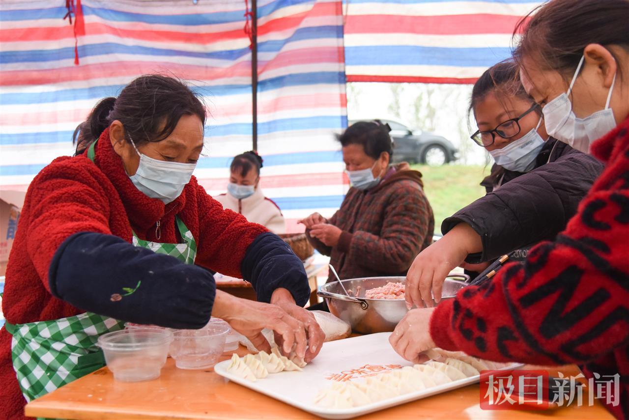 村民在忙着为老人包饺子 （极目新闻记者 黄志刚 摄）.jpg