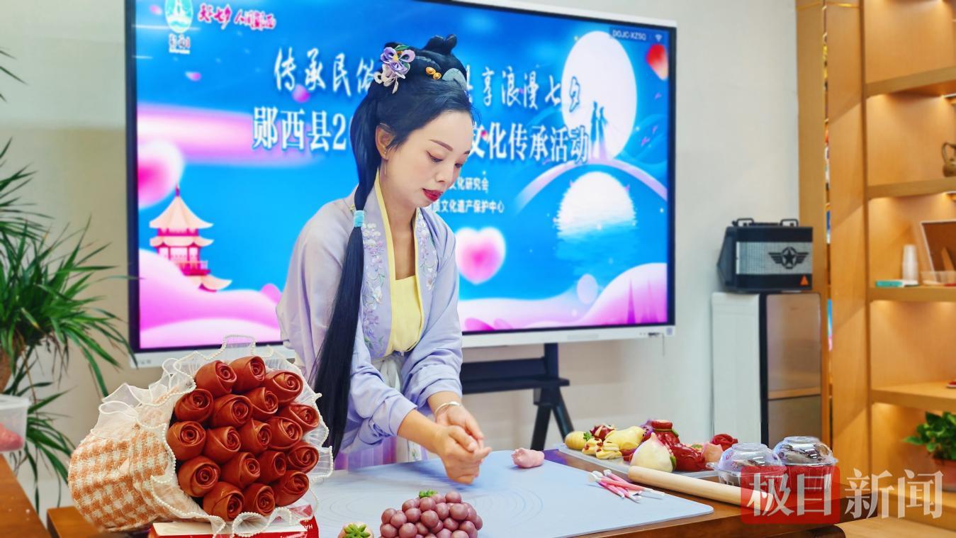 图为郧西县“七夕花馍”技艺传承人卢芸正在制作花馍。 陈国东 摄.png