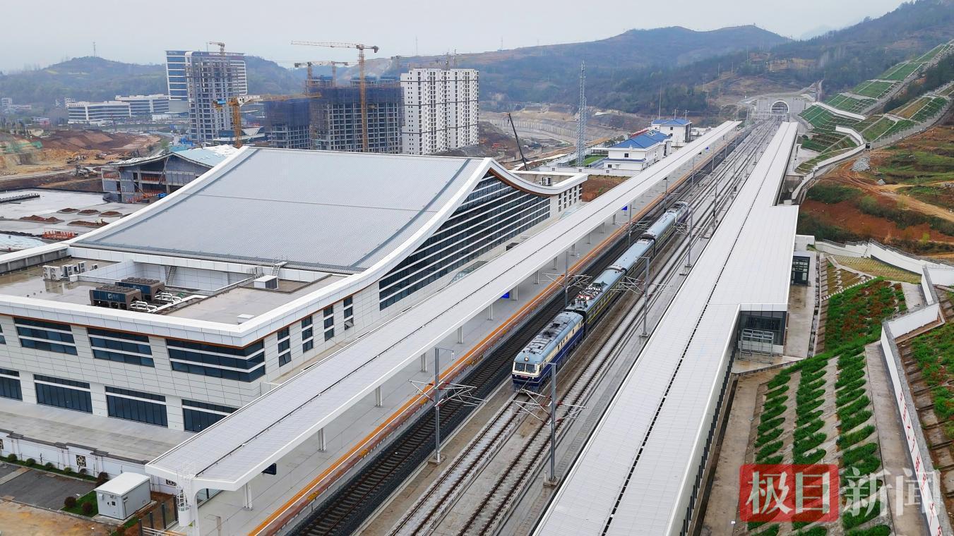 西十高铁首趟专业检测列车平稳驶过郧西站。周潞摄.png