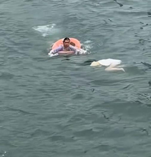 青岛玉米大姨跳海救人后重回原地摆摊，网友呼吁给她安排固定摊位，景区回应