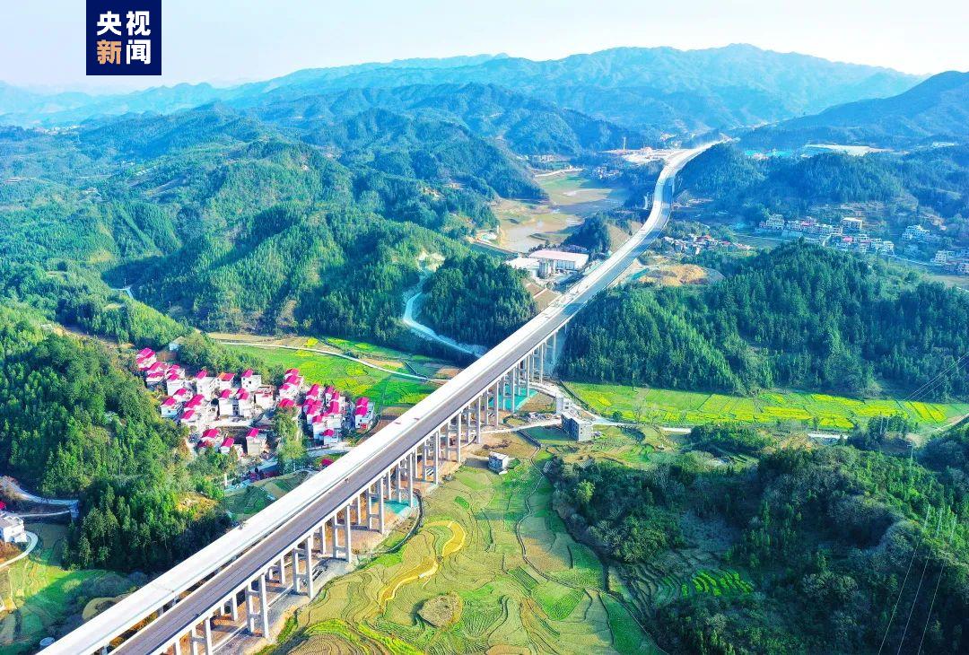 广西天巴高速实现主线双幅贯通 为今年全线建成通车奠定基础 | 极目