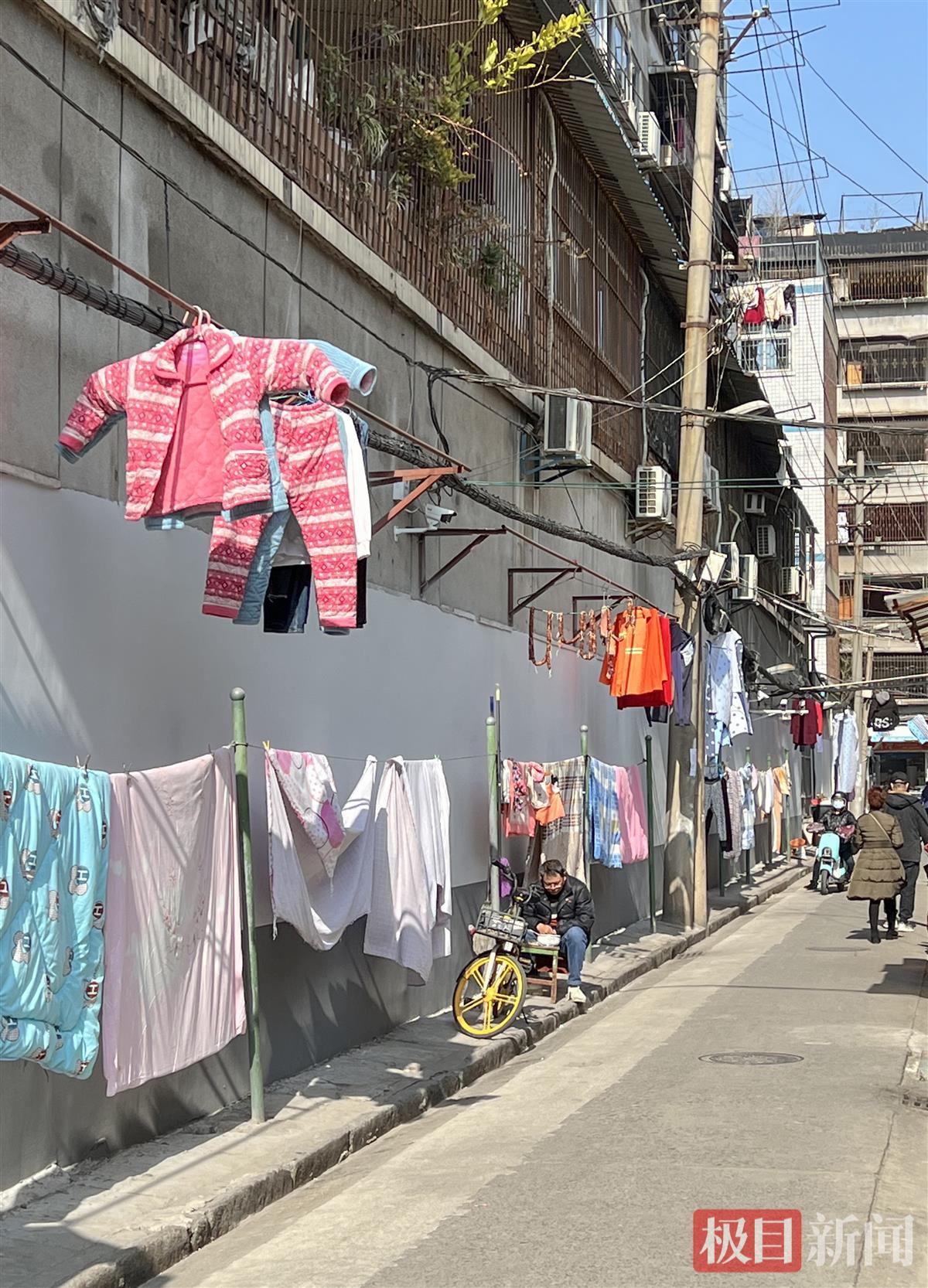 暖阳高照,市民忙晒衣被迎新年