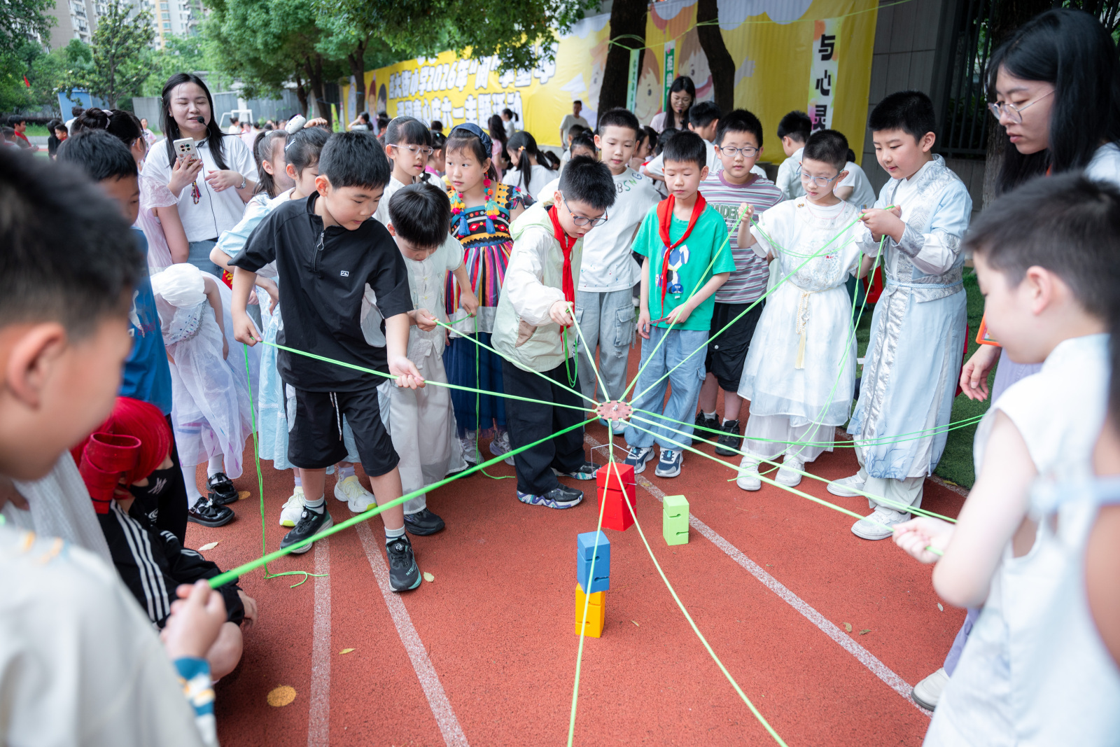 把烦恼通通扔出去！武汉这所小学的六一，书香和笑声一起飞 | 极目新闻