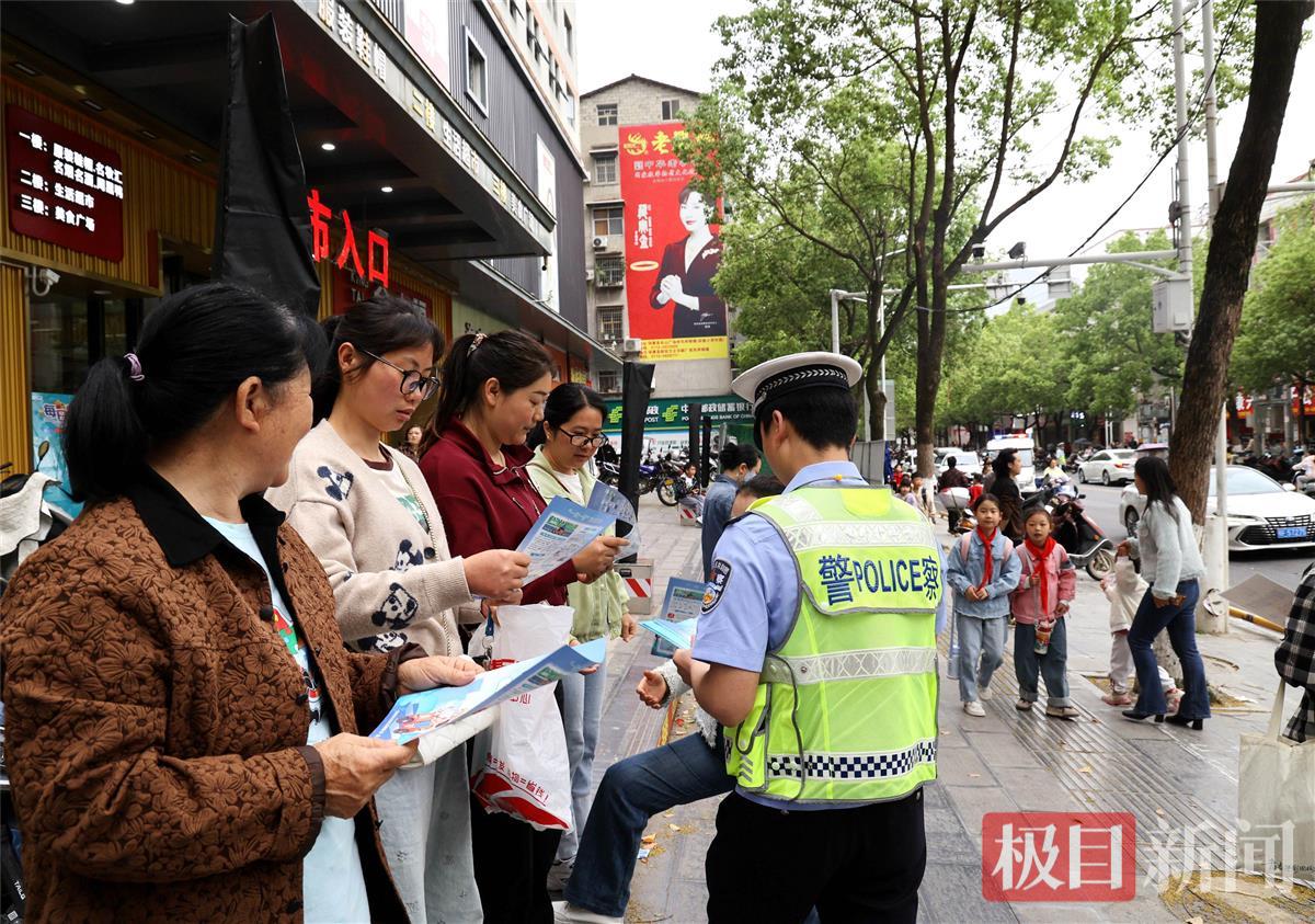 图4：民警在开展道路交通安全宣传.jpg