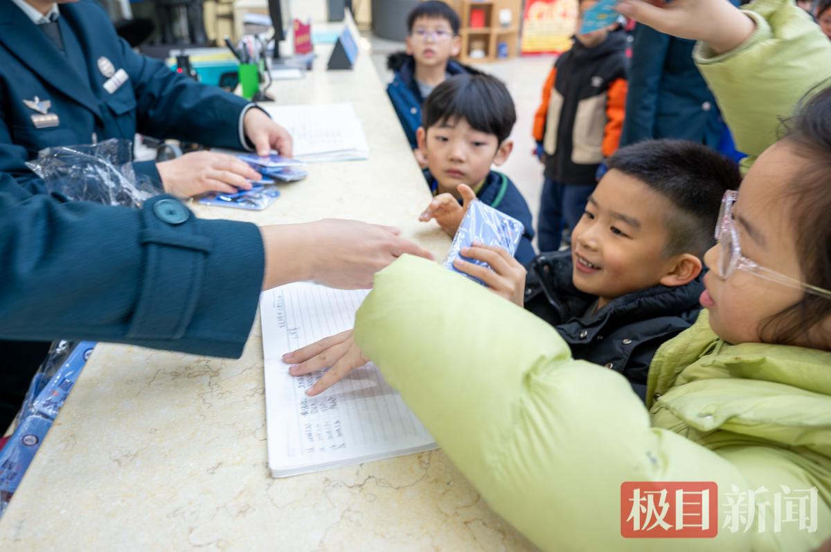 游戏获奖的小朋友在前台兑换纪念物 (2).jpg