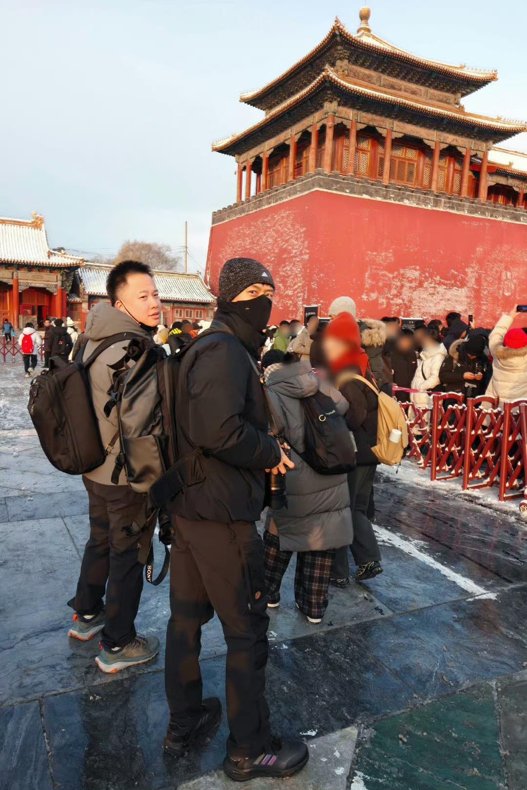 北京初雪后李现故宫拍摄雪景,偶遇路人引期待,故宫雪景照片即将更新