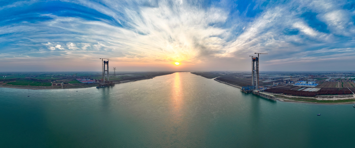 1.主塔封顶后的李埠长江公铁大桥雄姿.JPG 1.主塔封顶后的李埠长江公铁大桥雄姿.JPG