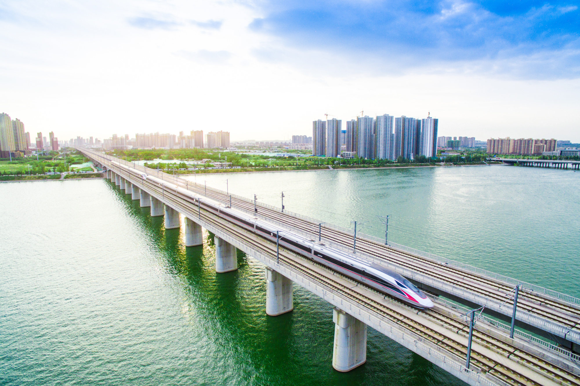 "复兴号"动车组驶过郑西高铁灞河特大桥(央广网发刘翔摄)中国铁路西安