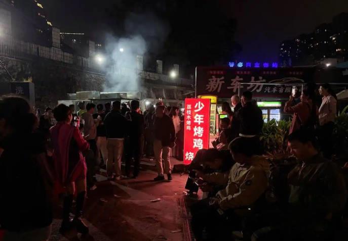 烤鸡少年摊位 来自红星新闻.jpg