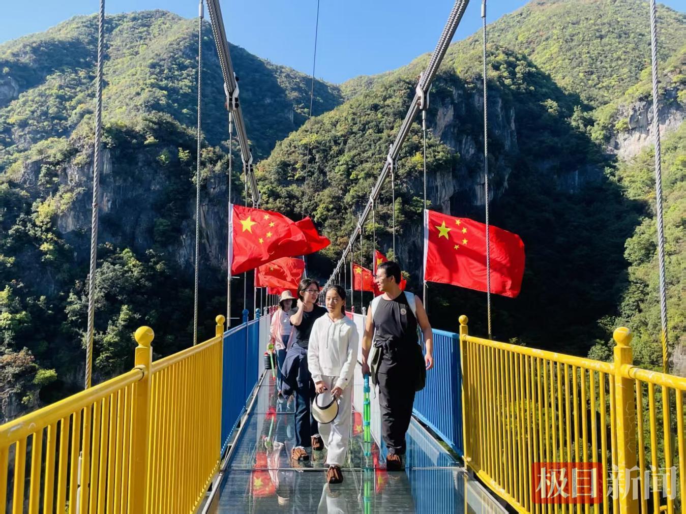 郧西县五龙河景区游人如织  肖燕摄.png