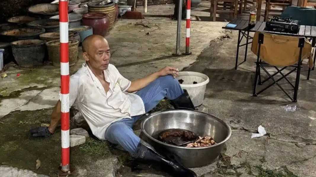 反流量却成了流量密码，莫氏鸡煲老莫：在60岁被迫开始拼命，生日愿望是“店子早点倒闭”