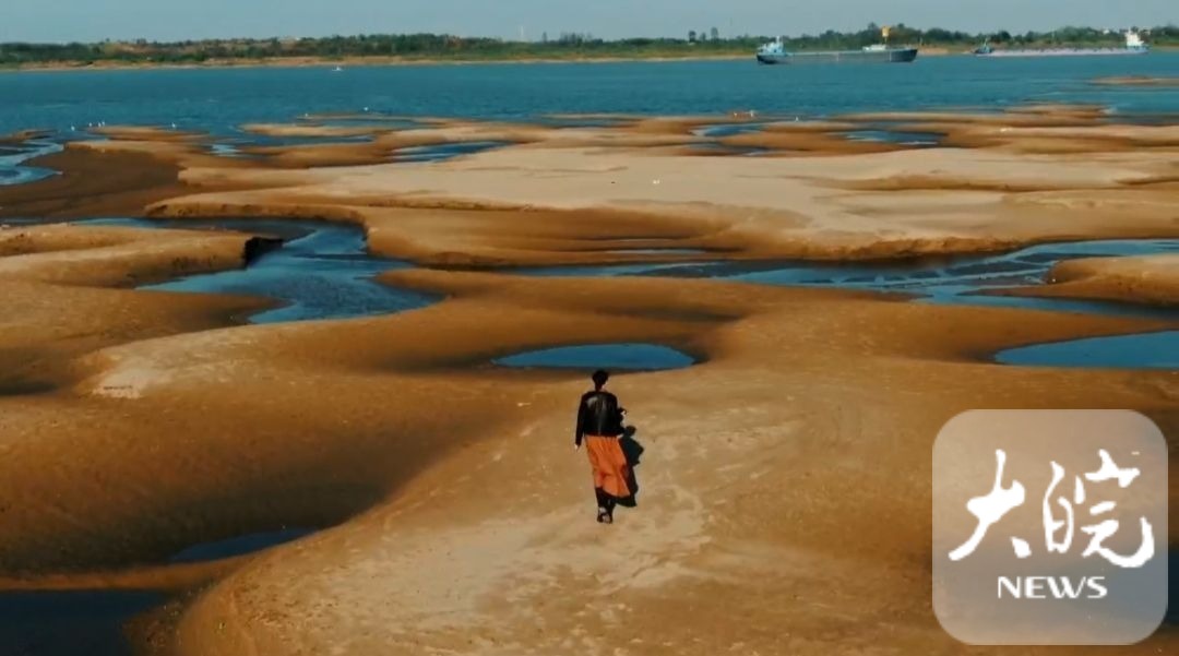 长江安庆段长风沙大面积滩涂宛如鱼鳞,游客争相打卡 | 极目新闻