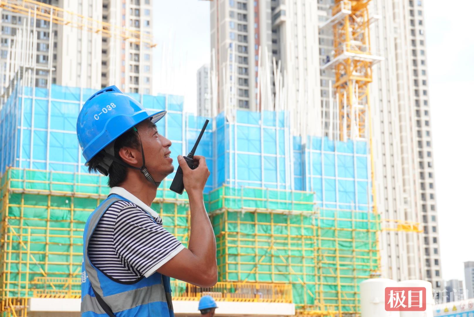 5.塔吊指挥:地面与高空的对话者.jpg 5.塔吊指挥:地面与高空的对话者.jpg