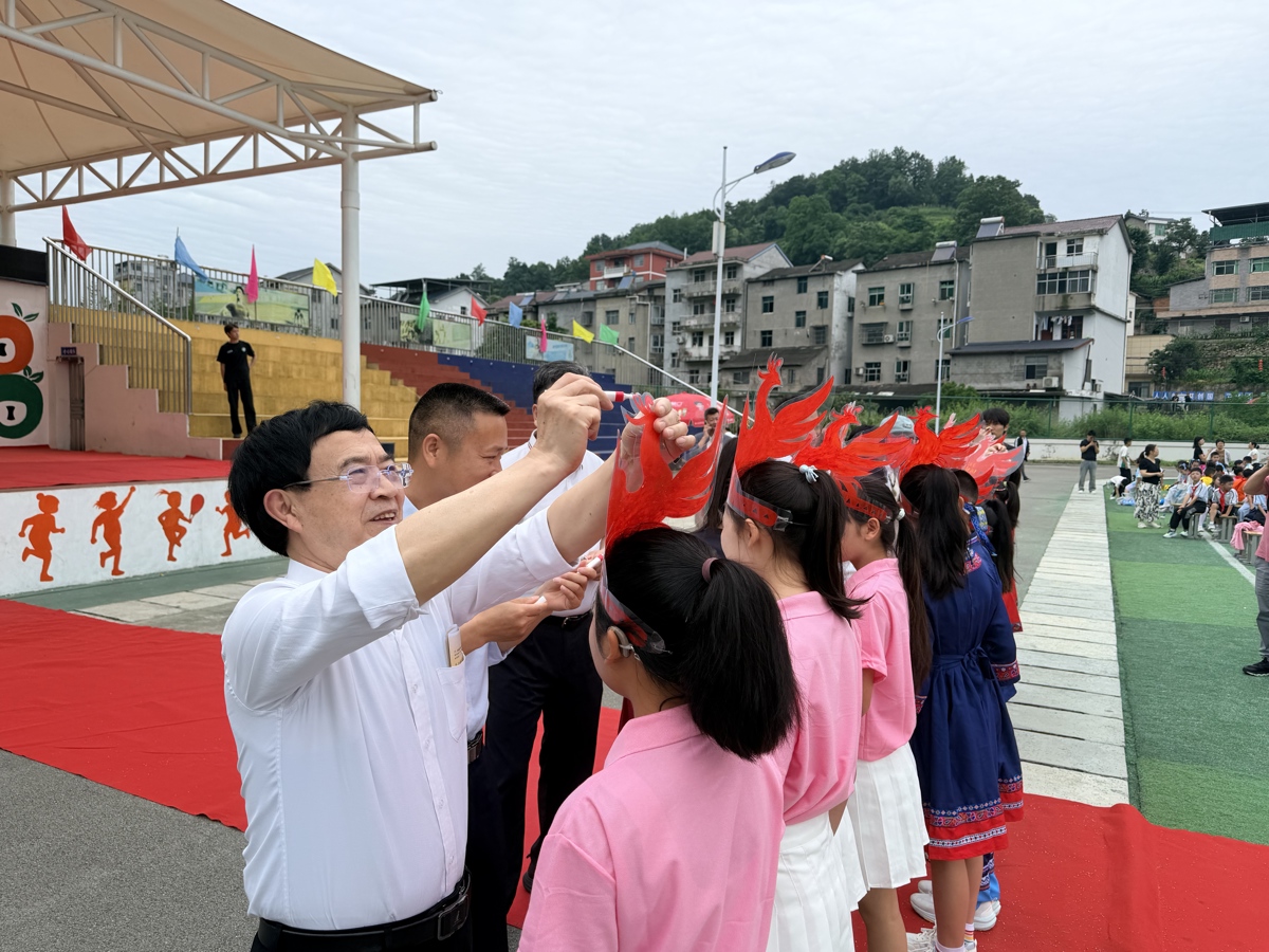 图为“凤凰头饰点彩仪式”现场 摄影：赵莹.jpg