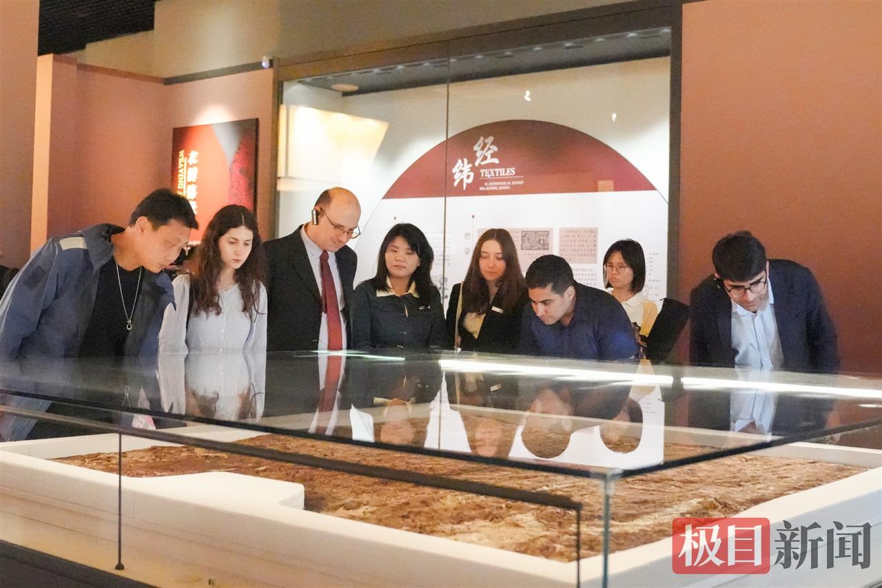 9月20日，外宾在参观荆州博物馆（组委会供图）.jpg