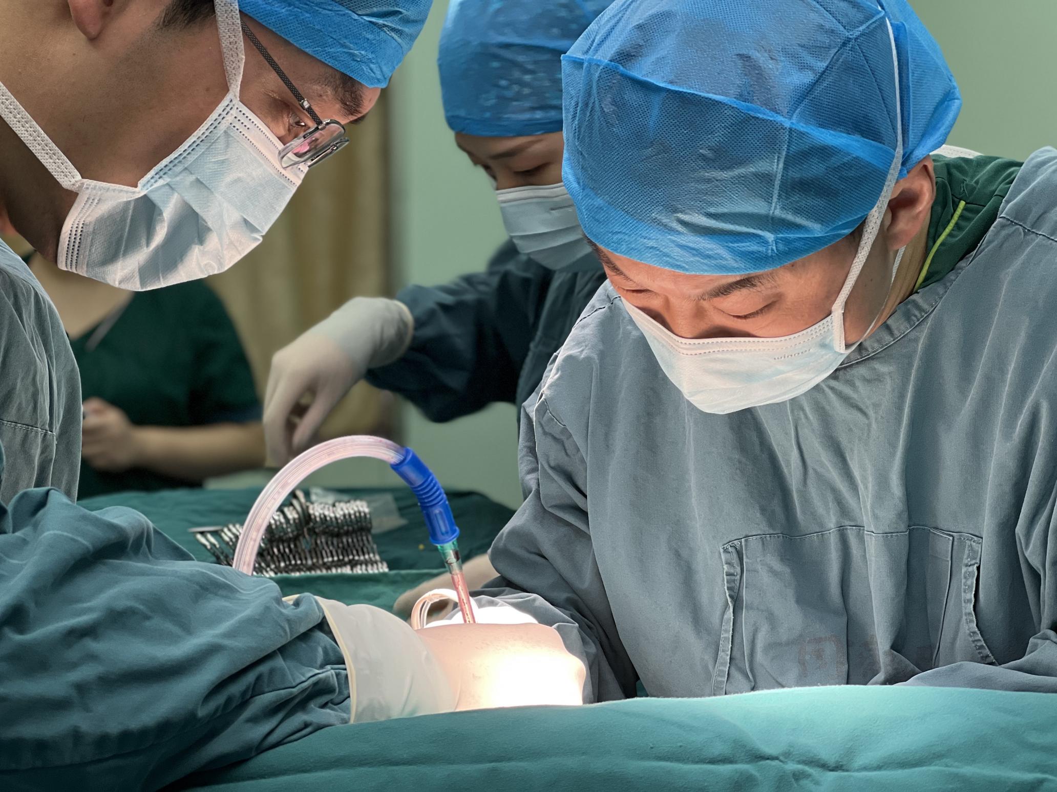 医护人员正在给老年患者做手术