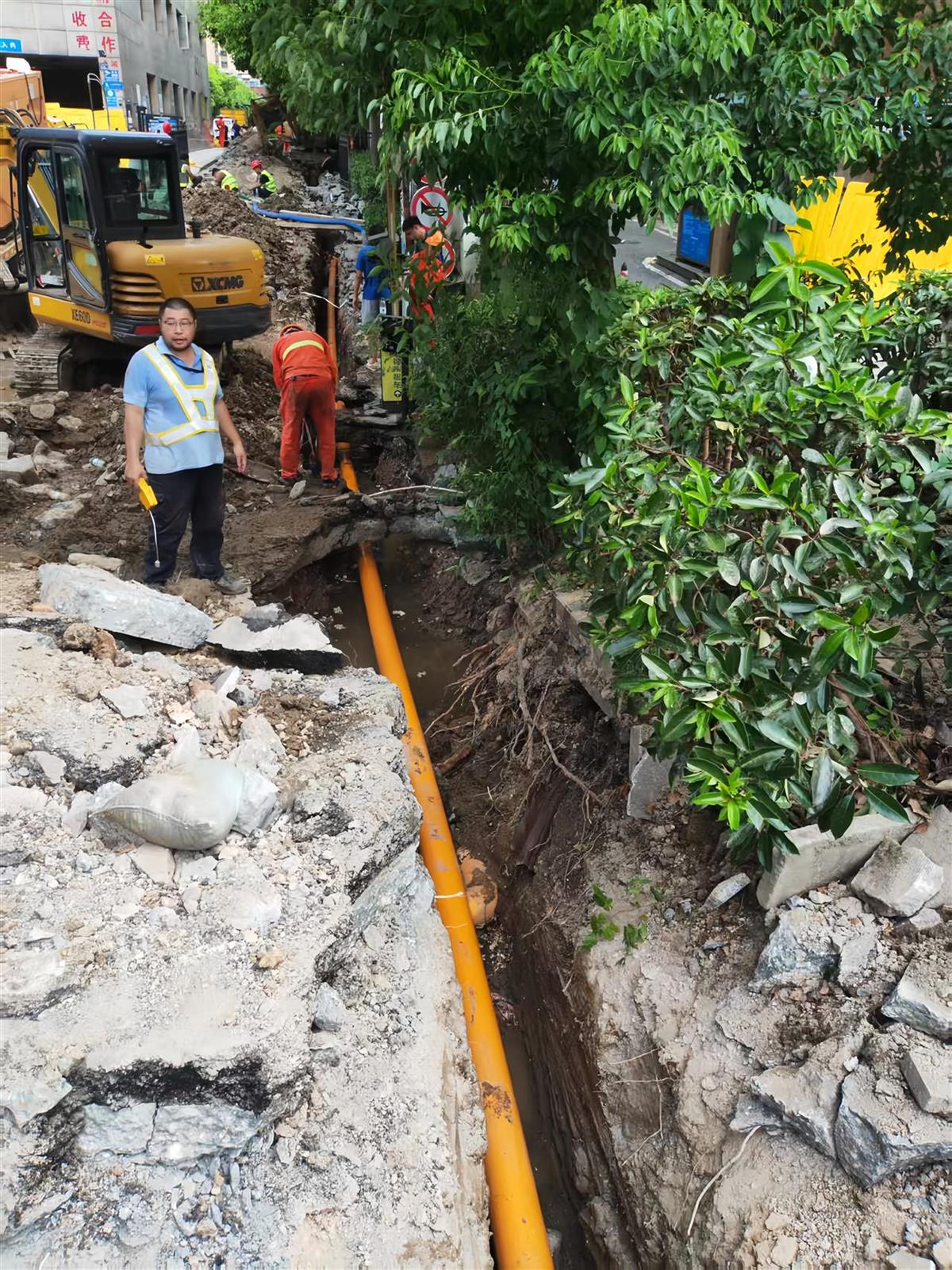 施工团队克服困难加快推进施工进度 (1).jpg