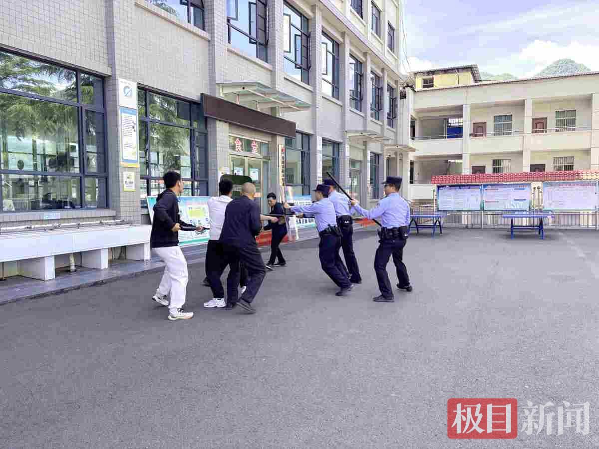 图3：民警在组织开展实战演练.jpg
